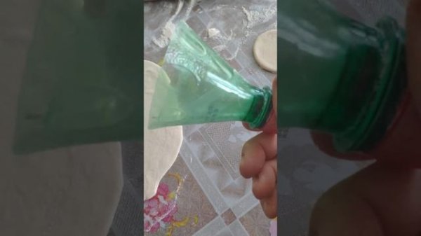 Вырезаем  кружочки из теста для поз и  пельменей