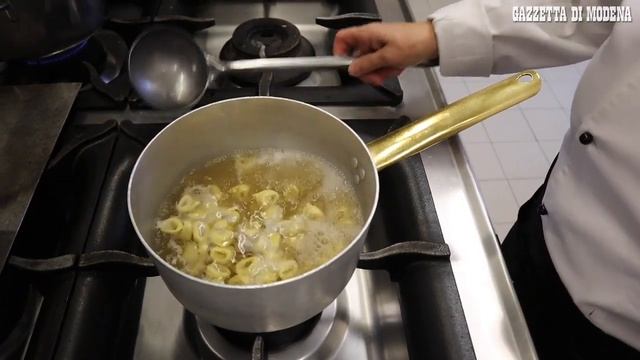 Spilamberto. Chef Ricchi: i miei tortellini (anche verdi) in brodo di cappone смотреть онлайн