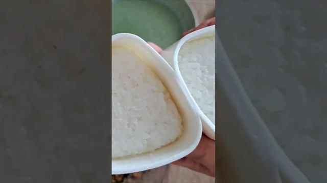 Готовим дома | Рисовые треугольники с присыпкой Rice balls #готовимдома #еда #cooking #food #мойден смотреть онлайн