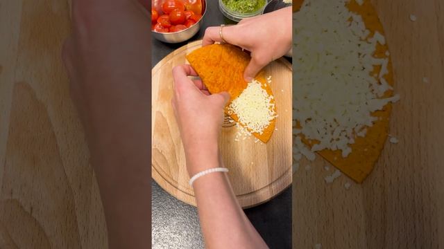 Healthy easy lunchrecept: folded caprese wrap! 🌞🌶️ #nofairytales #healthylunch #recipe #easyrecipe смотреть онлайн