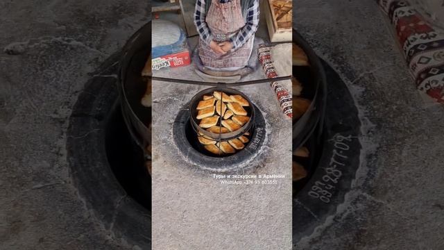Слоенная ереванская гата в тонире, Армения, Гохт #armenia #армения #гата #shorts #выпечка смотреть онлайн