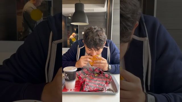 Пробую НОВИНКУ МАЭСТРО ЧИЗ В КФС(РОСТИКС) #kfc #москва #еда #shorts смотреть онлайн