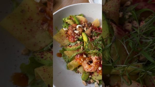 Салат с креветками, авокадо и манго 🥭🦐 смотреть онлайн