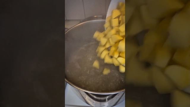 Самый вкусный мамин борщ 😋🍲 смотреть онлайн