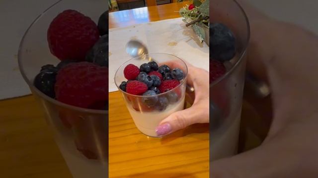 🥥 кокосовая стружка/желатин/миндальное молоко/сливки/ягоды #keto #кетопитание #кетодесерты смотреть онлайн