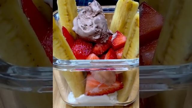 Фруктовый десерт, банан, клубника, мороженое, сгущенка, и тертый шлколад смотреть онлайн