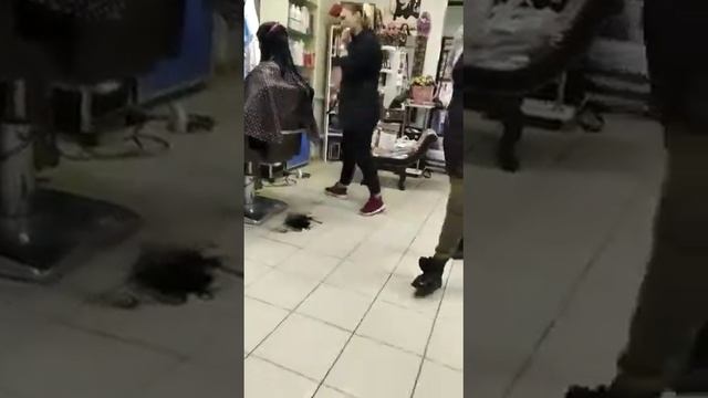 В парикмахерской .В парикмахерской я спалиласт.В парикмахерской мне запретили съёмку.