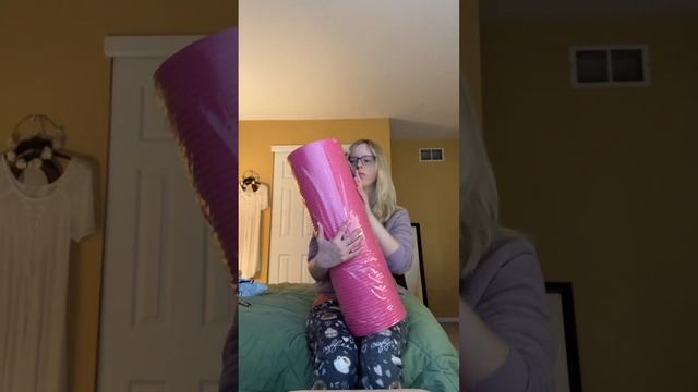 Unboxing yoga mat and sports bra from Amazon! 💖💙 смотреть онлайн