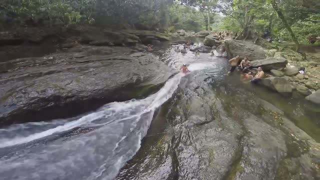 10 ПРИРОДНЫХ ВОДНЫХ ГОРОК. Водные развлечения смотреть онлайн