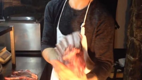 Нарезаем стейк Томагавк в ресторане AMbar Steak House