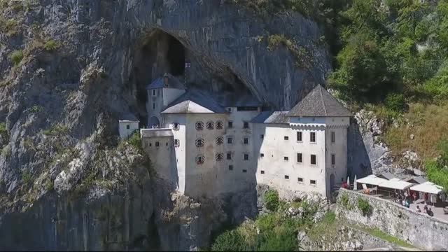 10 САМЫХ ЖУТКИХ ЗАМКОВ В МИРЕ смотреть онлайн