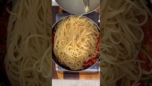 Spaghetti pasta Recipe with Cherry tomatoes in garlic sauce for a date night at home ❤️😋 #shorts смотреть онлайн