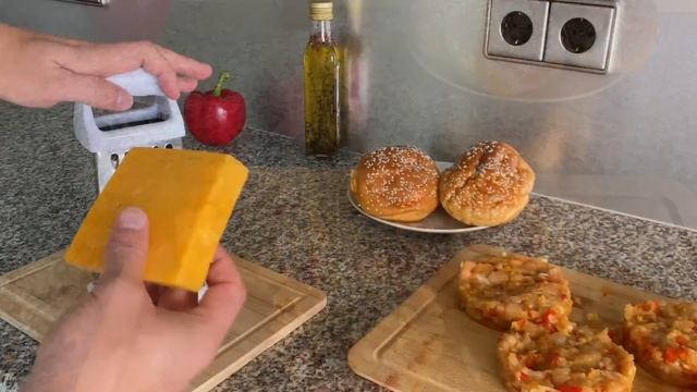 Juicy CHICKEN BURGERS - cheddar cheese and paprika смотреть онлайн