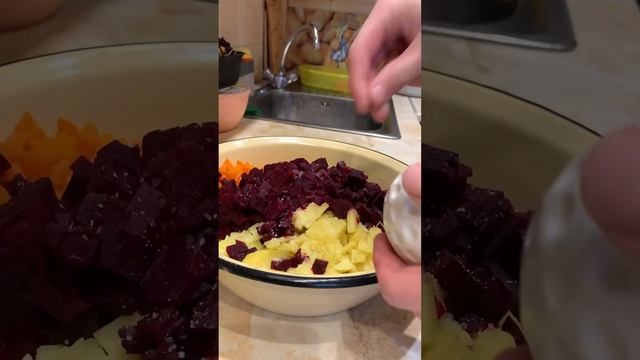 Винегрет💥 можно еще добавить квашеную капусту и репчатый лук ❣️ #рецептынакаждыйдень #рецепты смотреть онлайн