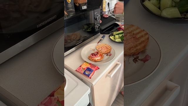 Катюшены Кулинарные изыски бутерброд с докторской колбасой кетчупом и майонезом ням-ням #балдёж смотреть онлайн