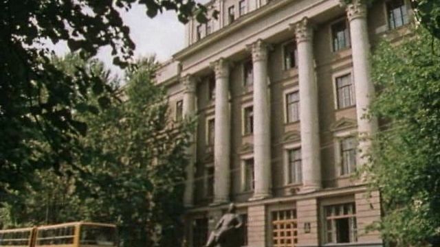 ПУТЕШЕСТВИЕ ПО МОСКВЕ / К Лужникам через Девичье поле 1983 г смотреть онлайн