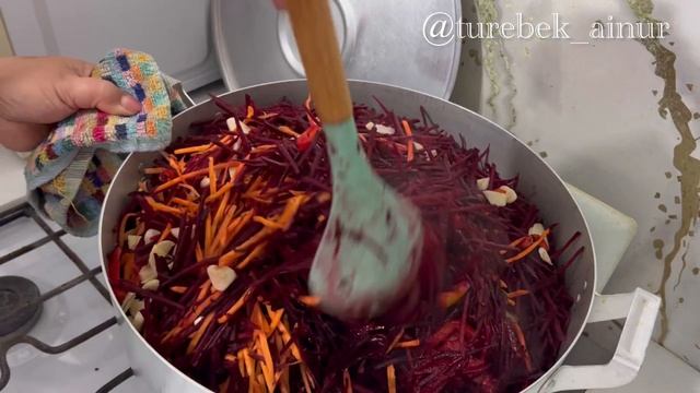Свекольный салат на зиму. Қыстық салат қызылшадан. Қазақша рецепт смотреть онлайн