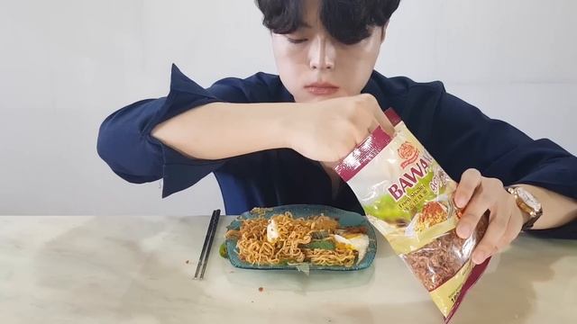 Famous Stir-fried Ramen MUKBANG!!(Korean reaction men / SGwannabe) смотреть онлайн