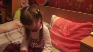 Лиза украшает органайзер для канцелярии