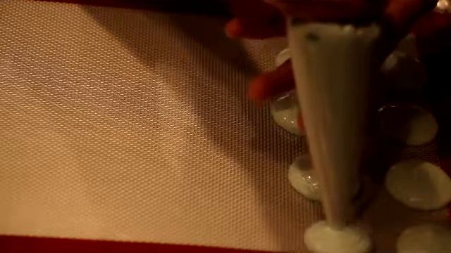 How To Pipe Macaron Shells (No Frame Required) смотреть онлайн