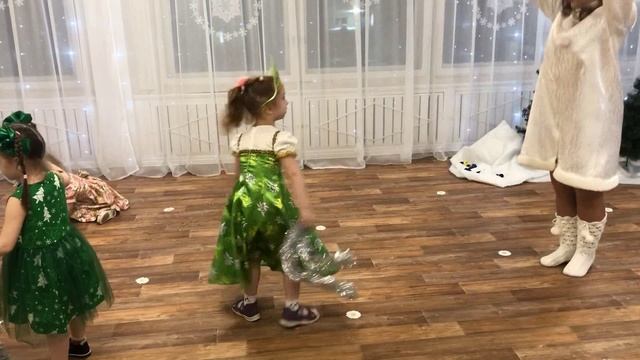 У ёлочки. ДОУ 15 Усть-Илимск смотреть онлайн