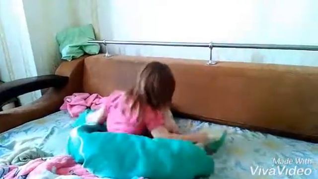 Моя крошка прыгает на кровати.my Baby is jumping. смотреть онлайн