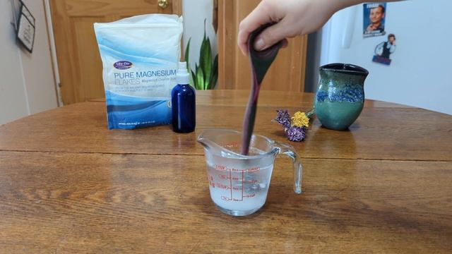 DIY Magnesium Oil Spray (Muscle Cramps, Headaches, Better Sleep & More!) смотреть онлайн