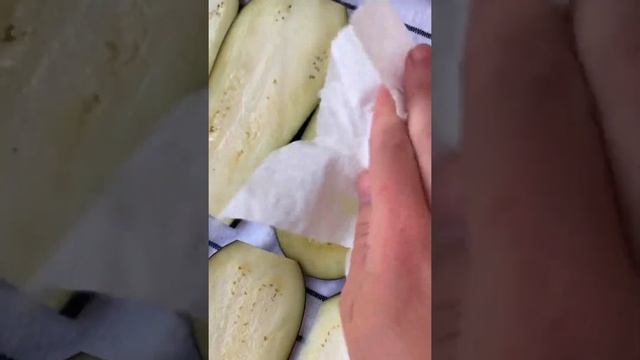 🍆 Нежные рулетики из баклажанов #вкусно #еда #едаялюблютебя #reels #закуски #горячее смотреть онлайн