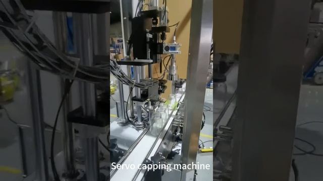 Укупорочная машина для бутылок, банок, контейнеров,автоматическая укупорочная машина с сервоприводо смотреть онлайн