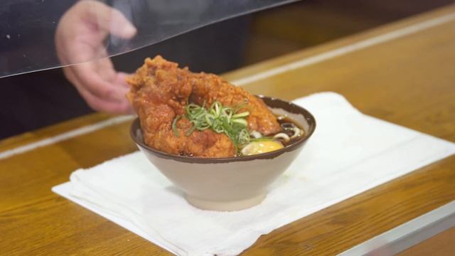 千葉）デカすぎてそばが見えないメガ唐揚げが爆売れの駅のホームの爆売れ立ち食いそば。 смотреть онлайн