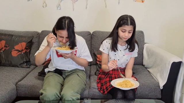 Spicy Noodles Challenge🍜 Pari with Friend Pakistani Family in Germany 🇩🇪 смотреть онлайн