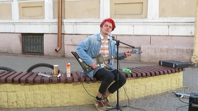 Уличный музыкант Роман исполняет песню гр. Жуки "Батарейка" смотреть онлайн