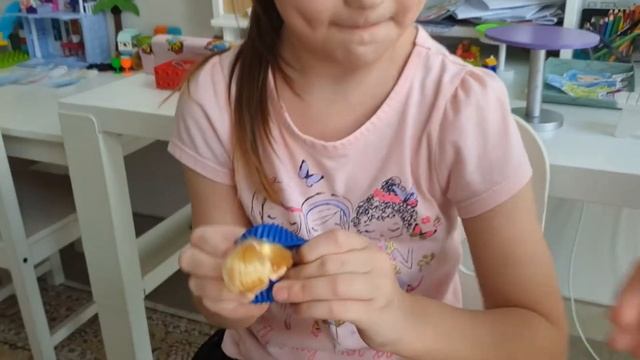 Maria and Eva unpack cupcake toys/// Мария и Ева распаковывают игрушки "Cupcake" смотреть онлайн