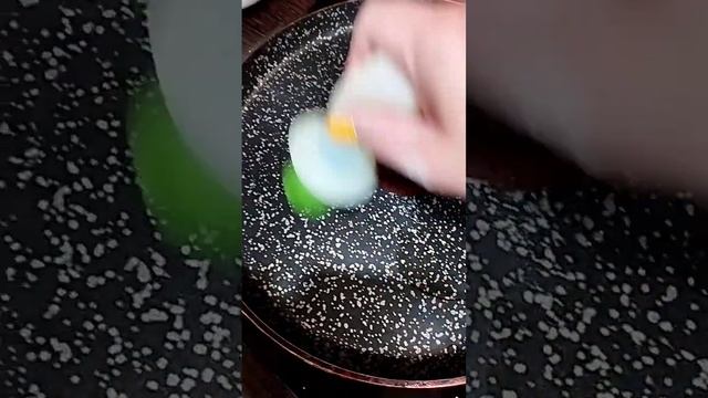 Простой рецепт тонких блинчиков. Такие блины приготовит каждый #shorts #рецепты #еда #кулинария смотреть онлайн