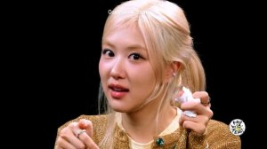 ROSÉ ест острые крылышки на шоу Hot Ones 🔥 Русская озвучка