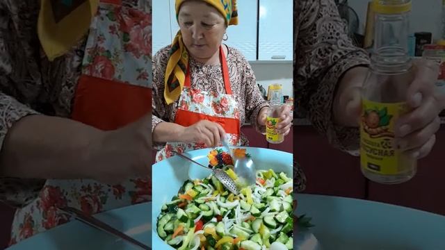 Салат қияр, тәтті бұрыш, пияз қосылған қысқа сақтауға арналған. Жасап көріңіздер. смотреть онлайн