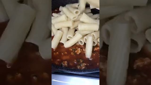 Паста в томатном соусе смотреть онлайн