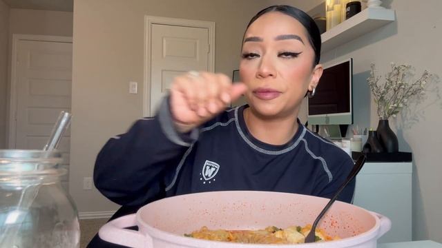 Spicy Buldak Noodles Mukbang + JUICY Q&A 👀 смотреть онлайн