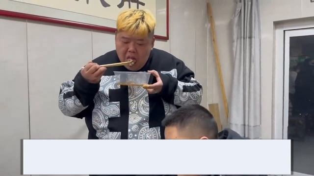 Brother Hou invites friends to dinner and eats old hot pot around a table! 【Fat Monkey】 смотреть онлайн