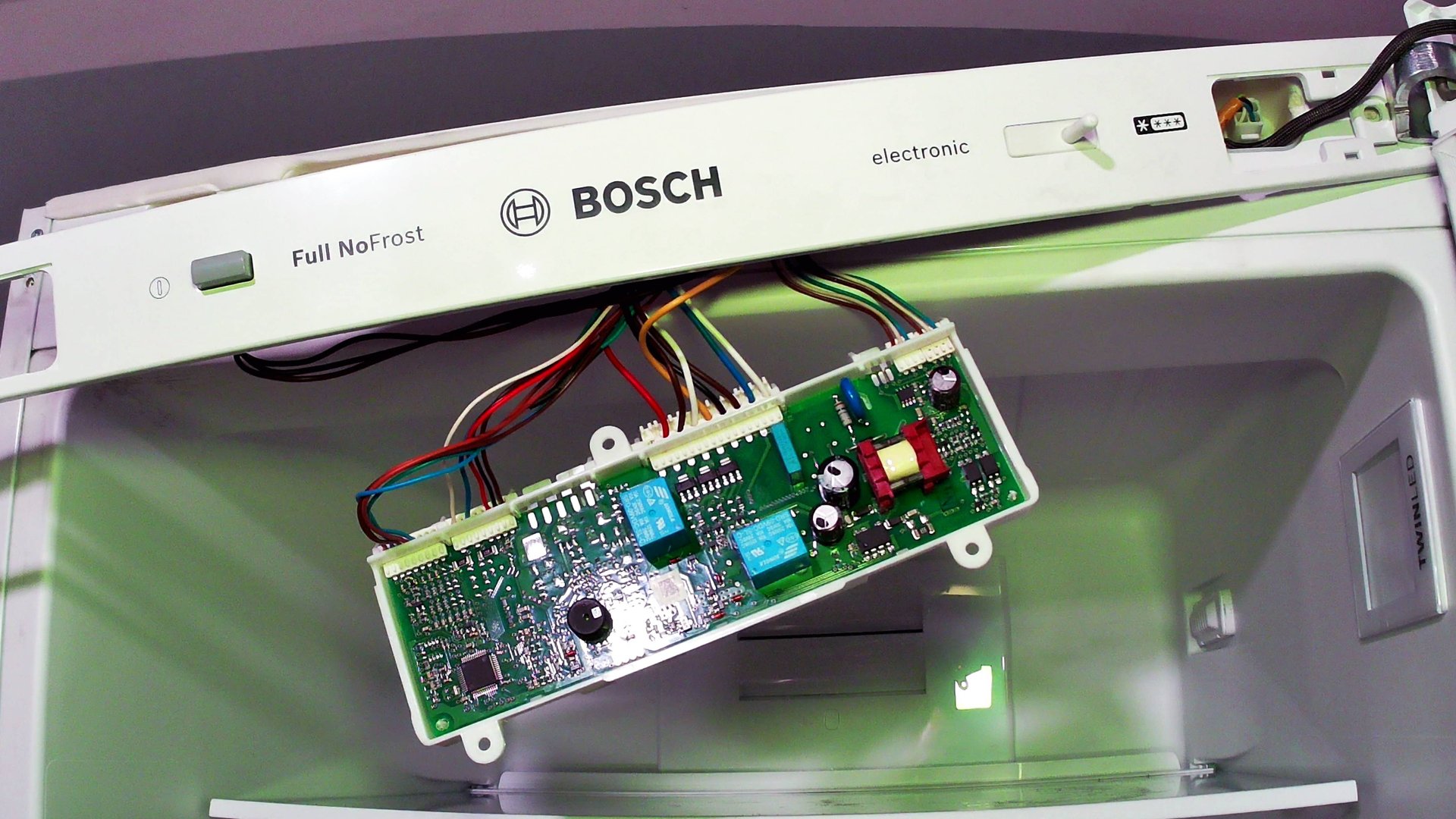 Ремонт электронного модуля холодильника Bosch смотреть онлайн