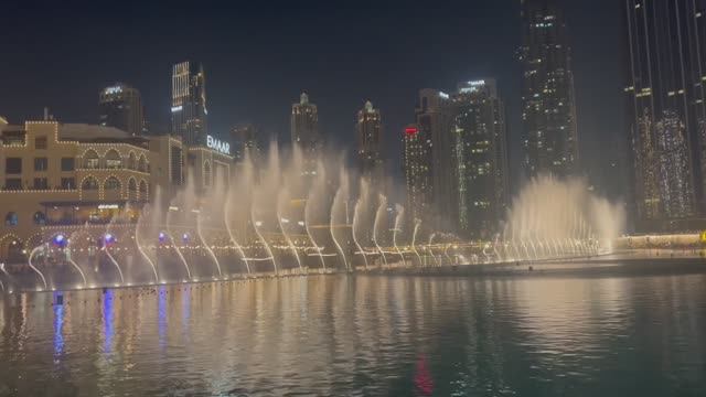 Одно из чудес Дубая - поющие и танцующие фонтаны. Из цикла «Восьмидневное турне по Эмиратам». смотреть онлайн