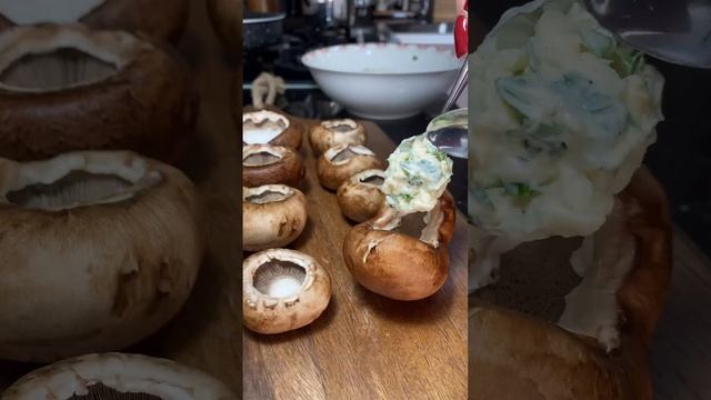 Готовим фаршированные грибы 🍄🟫 Наполненные сливочной смесью легкого плавленого сыра и моцареллы🧀 смотреть онлайн