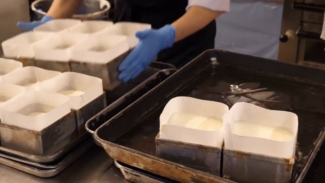 백화점인데.. 대기줄 실화? 하루 1000개씩 팔리는 수플레 카스테라 / Jiggly souffle cake - Korean dessert смотреть онлайн