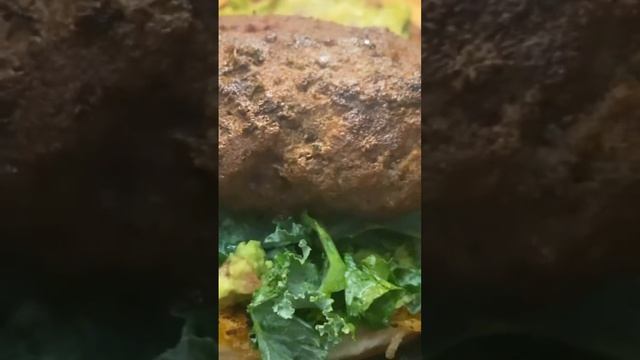 Shaq Burger 🍔 With Shrimp & Crawfish Rotel 100% Angus Beef #foodie #shaq #akinbakin #food смотреть онлайн