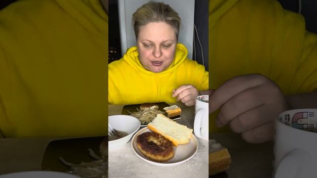 Макароны с котлеткой из минтая.#мукбанг #вкусно #еда #ужин #приятного смотреть онлайн