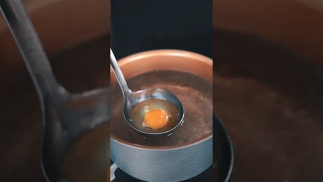 How to Make Poached Eggs #shorts смотреть онлайн