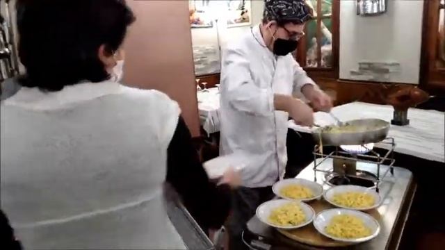 Tagliatelle al tartufo bianco servite calde calde... смотреть онлайн