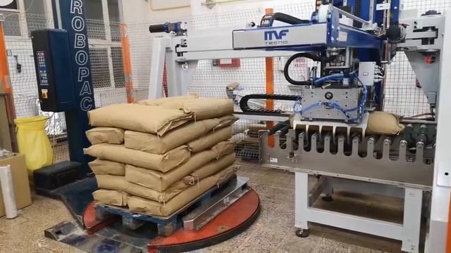 25 kg-os papírzsák palettázása palettázó géppel. Őrölt paprika töltése és rakatolása. смотреть онлайн