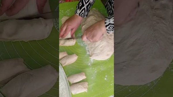 НУ ООЧЕНЬ ВКУСНЫЕ ПИРОЖКИ НА СЫВОРОТКЕ С КАРТОФЕЛЕМ И ЗЕЛЕНЬЮ😋🤩