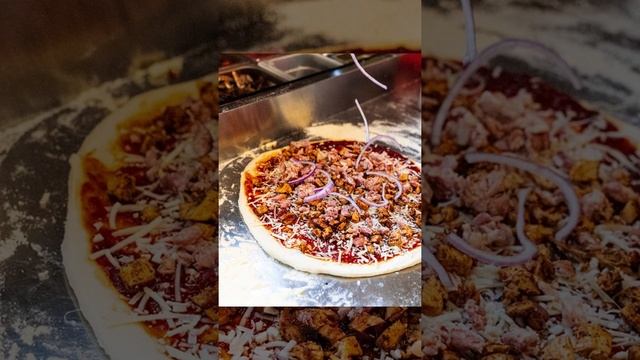 Пицца с томатным соусом BBQ, курицей, беконом, четырьмя сырами, маринованным луком, и кинзой #short смотреть онлайн